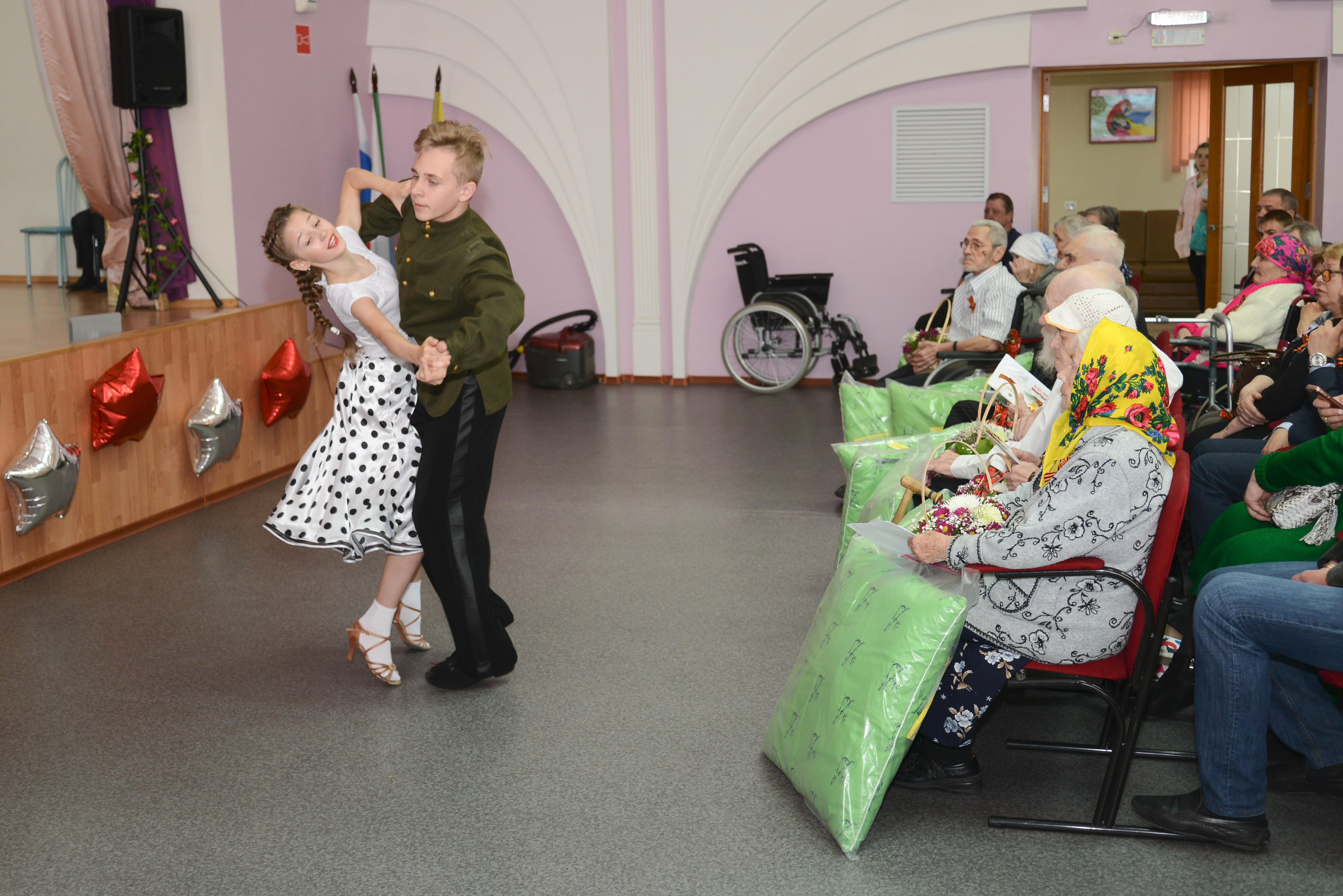 воспитатель дома интерната. воспитательница в детском доме. воспитатель дома интерната. воспитатель гпд. воспитатели детских домов.